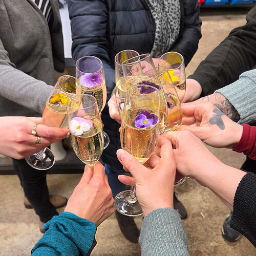 Zum Start wird mit Sekt angestoßen