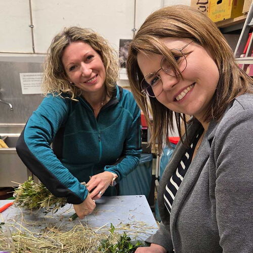 Mandy und Nancy arbeiten zufrieden an ihren Kränzen